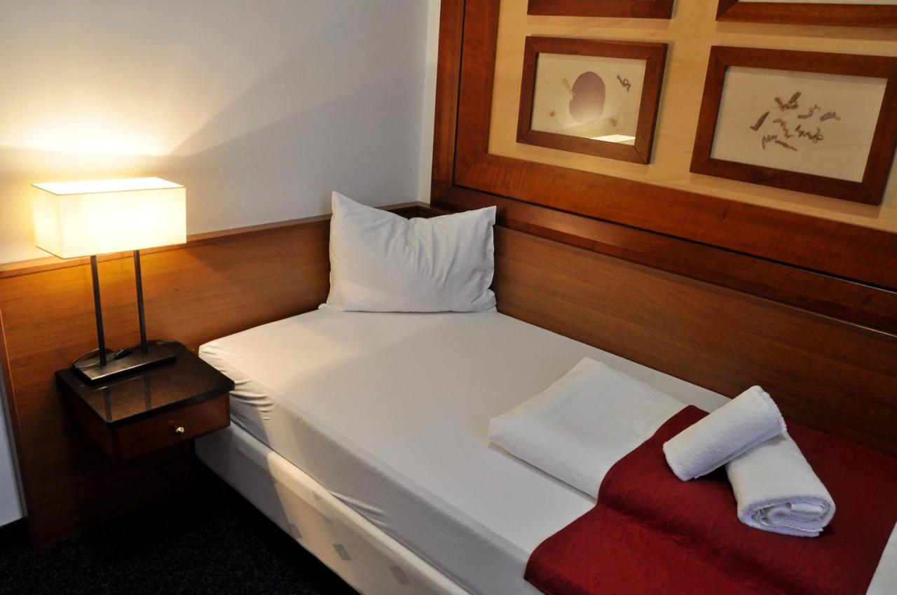 Hotel U Bileho Kone Loket Kültér fotó