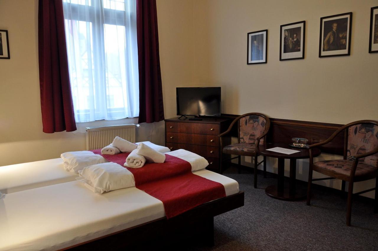 Hotel U Bileho Kone Loket Szoba fotó