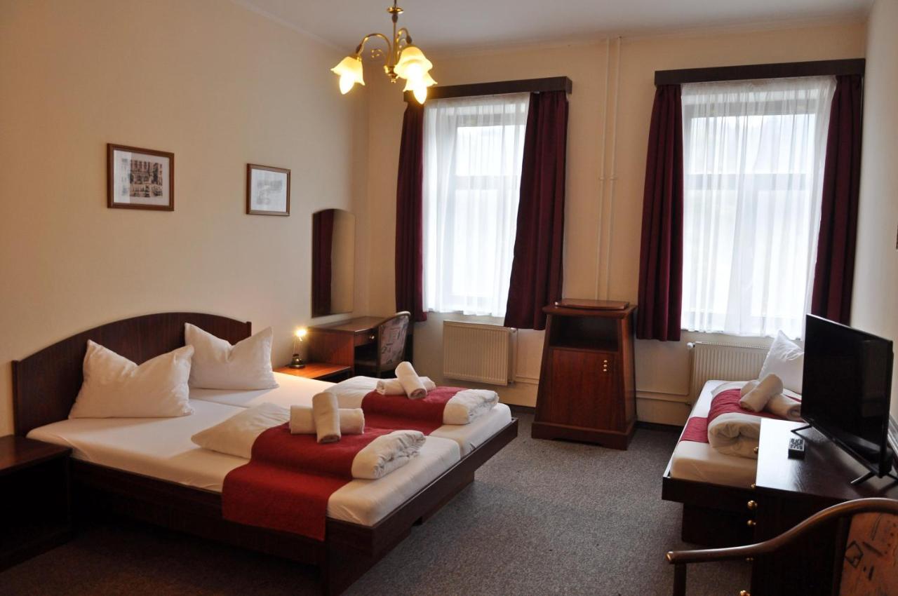 Hotel U Bileho Kone Loket Szoba fotó