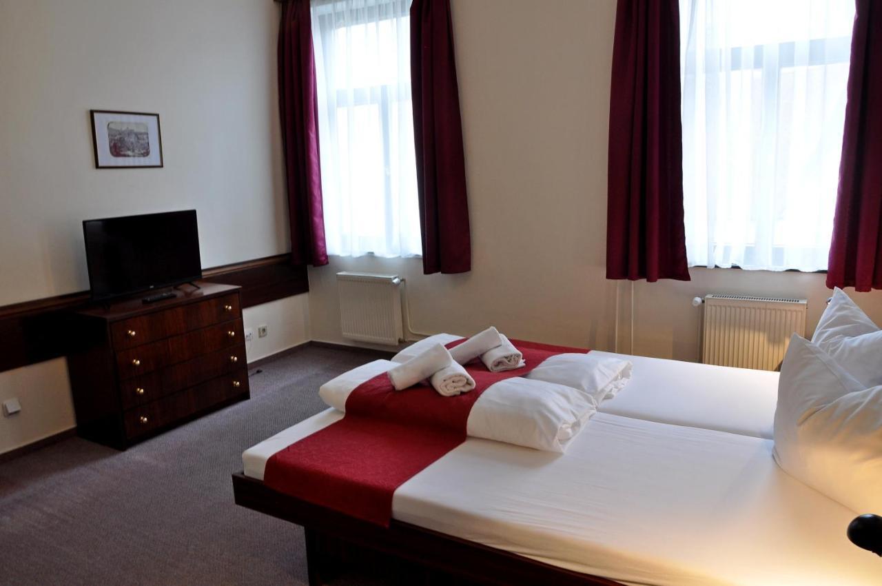 Hotel U Bileho Kone Loket Szoba fotó