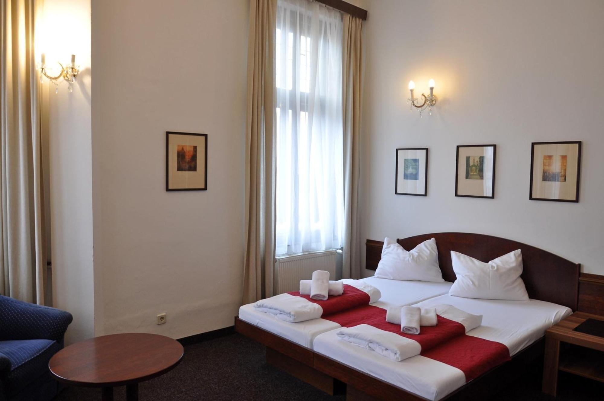 Hotel U Bileho Kone Loket Szoba fotó
