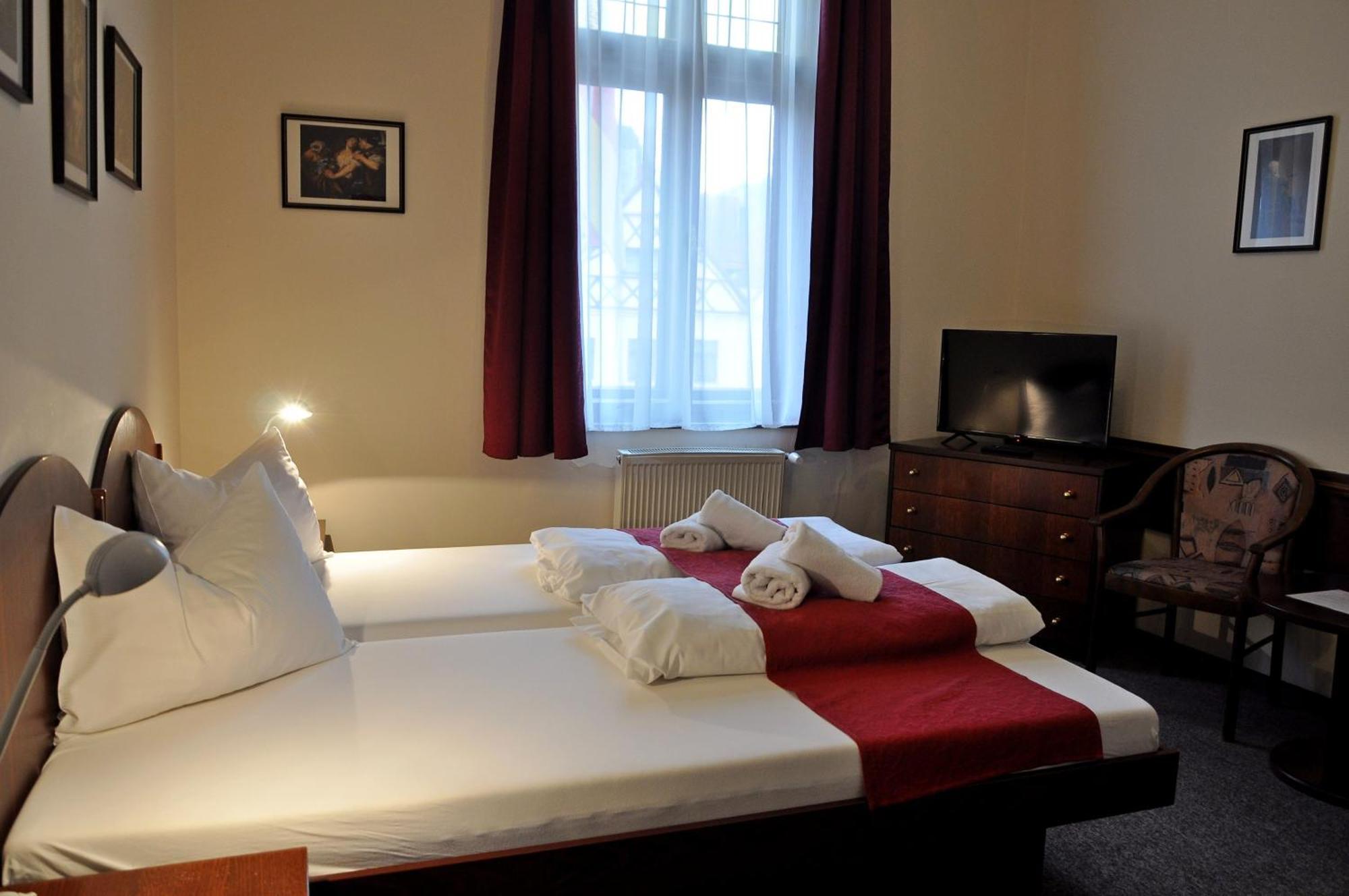 Hotel U Bileho Kone Loket Szoba fotó