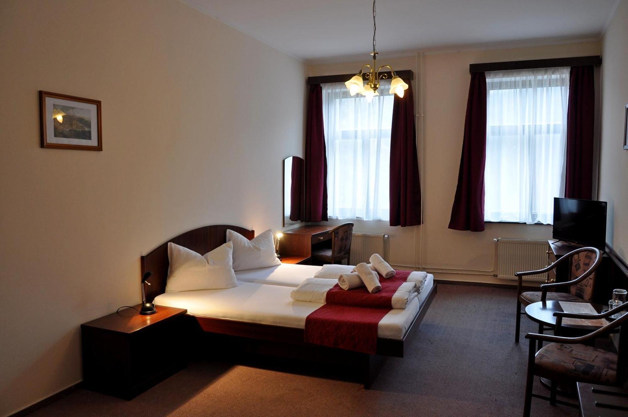 Hotel U Bileho Kone Loket Szoba fotó