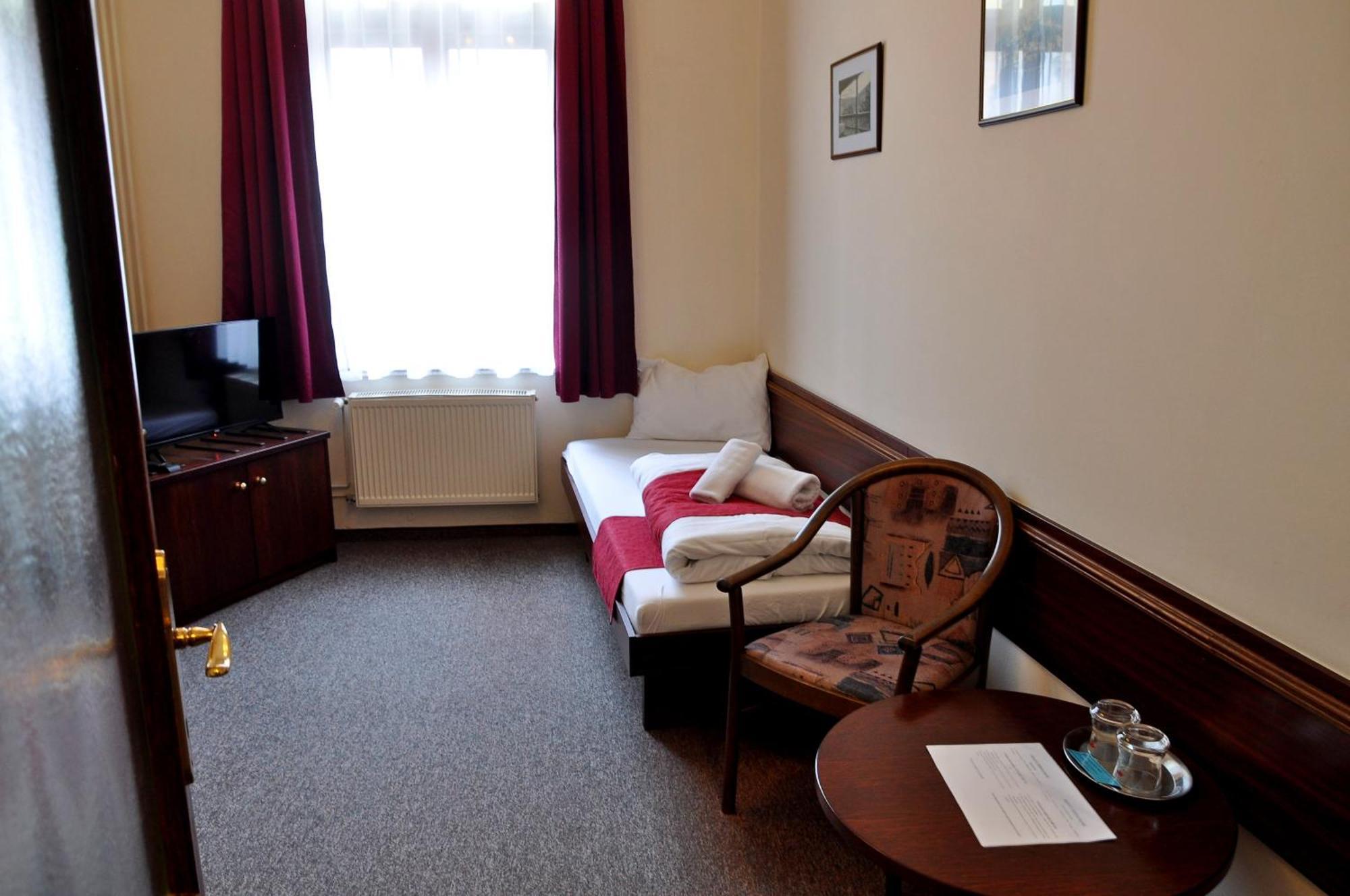 Hotel U Bileho Kone Loket Szoba fotó