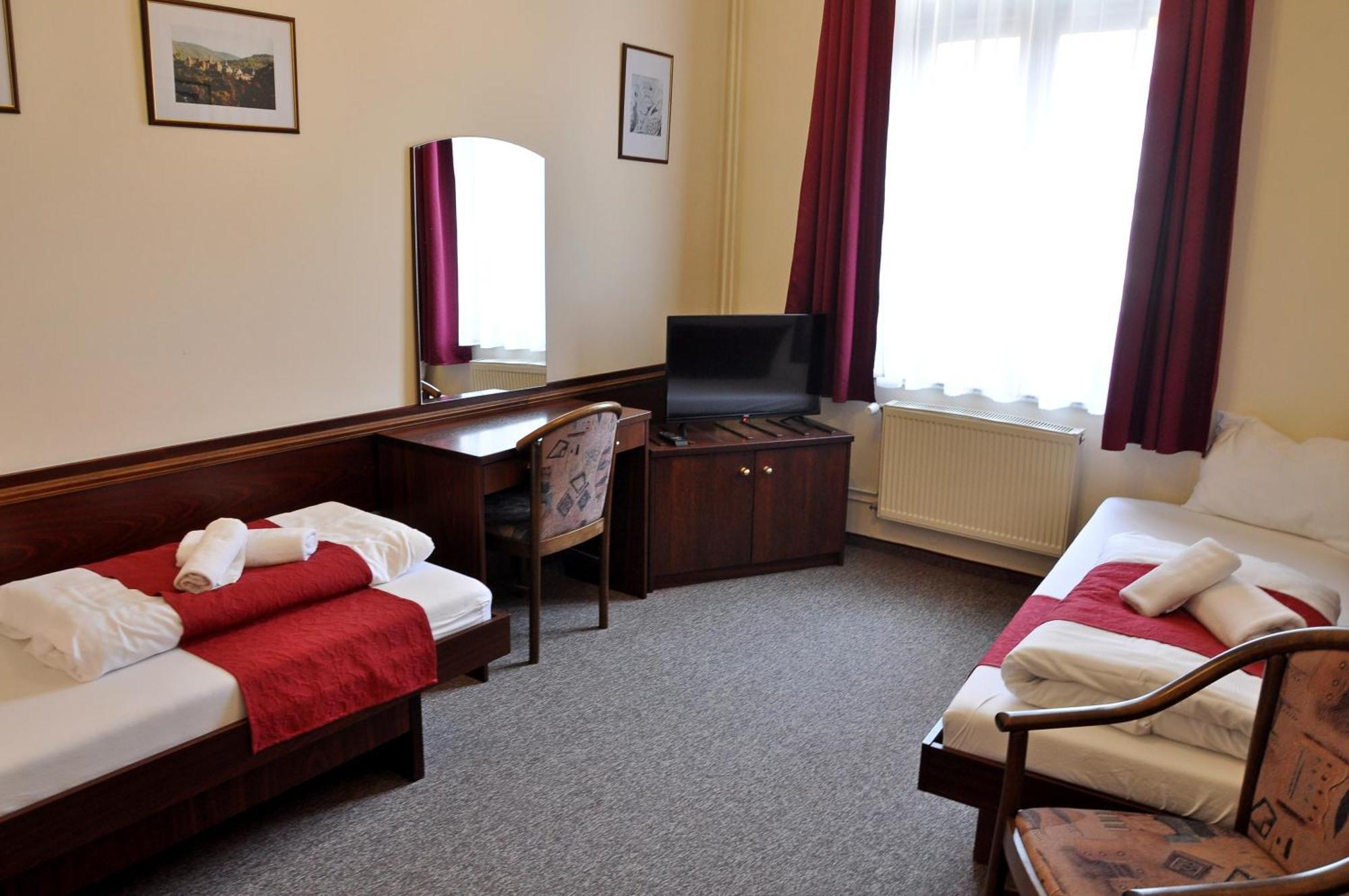 Hotel U Bileho Kone Loket Szoba fotó