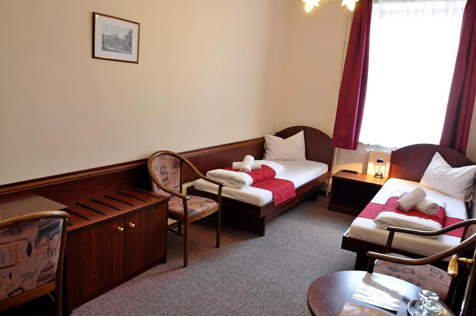 Hotel U Bileho Kone Loket Szoba fotó
